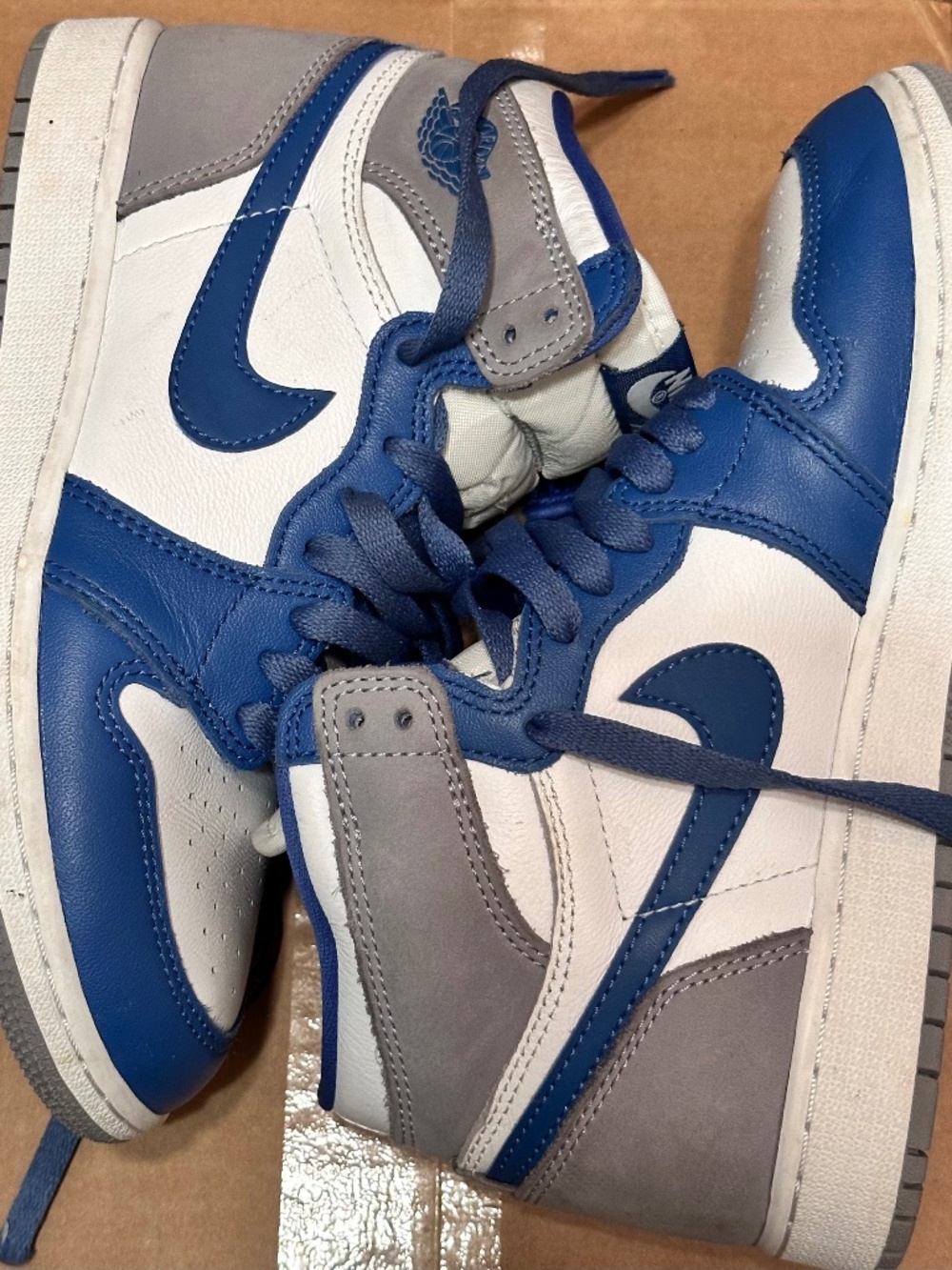 Nike Air Jordan 1 Retro High OG "True Blue" sneakers, boys size 4.5Y
